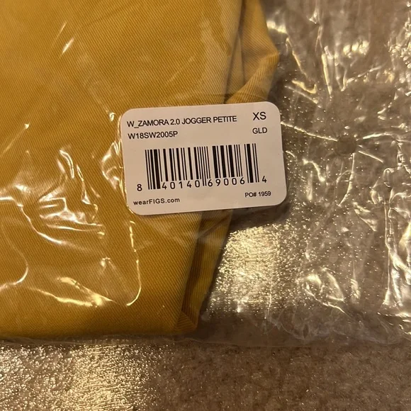 FIGS Scrub Set Catarina Top/ Zamora Jogger Light Gold - Picture 3 of 11